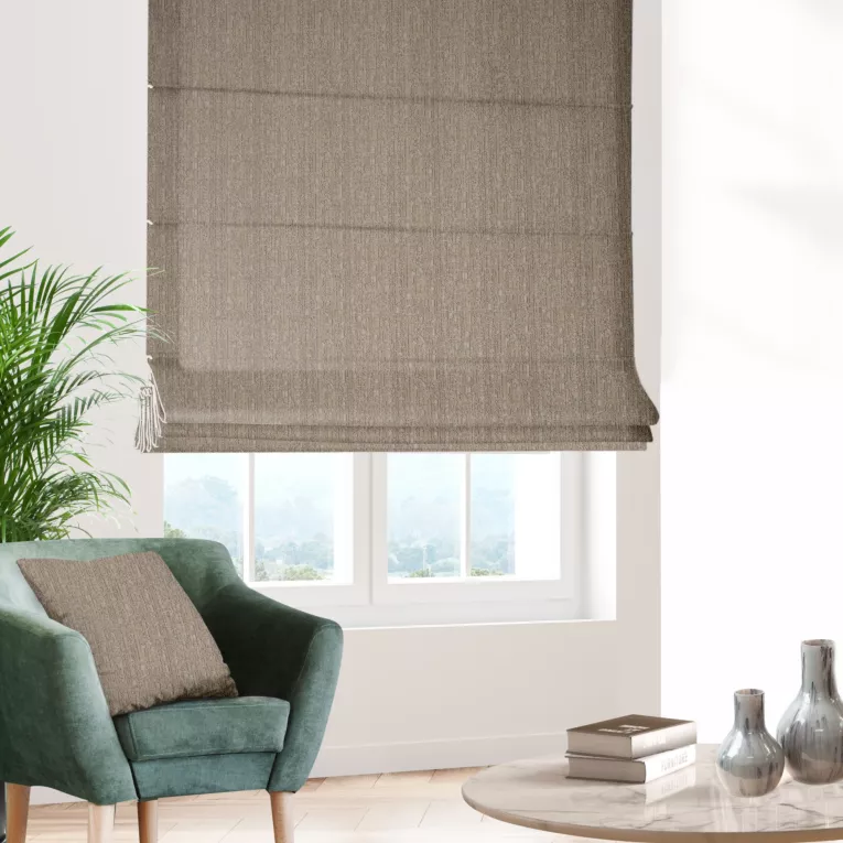 Roleta rzymska beżowo popielata z eleganckiej tkaniny w nieregularny drobny wzór