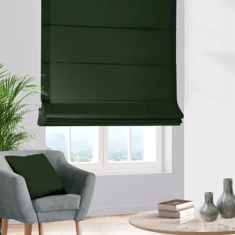 Roleta rzymska ciemnozielona z gładkiej tkaniny zaciemniającej typu dimout