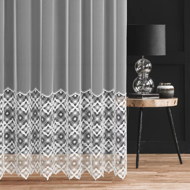 Firana szyta na taśmie 5 cm biała z tkaniny typu peru, zdobion szeroka aplikacją z wzorem geometrycznym Italissima Eva Minge