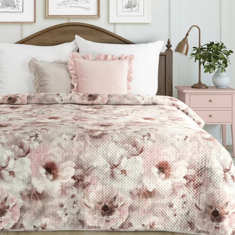 Narzuta pudrowa, ciemnobeżowa 220x240 cm pikowana metodą hot press zdobiona nadrukiem kwiatów FLORINA