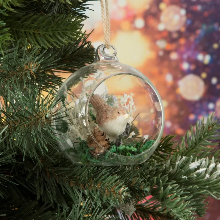 Szklana bombka z otworem zdobiona uroczym ptaszkiem w gniazdku