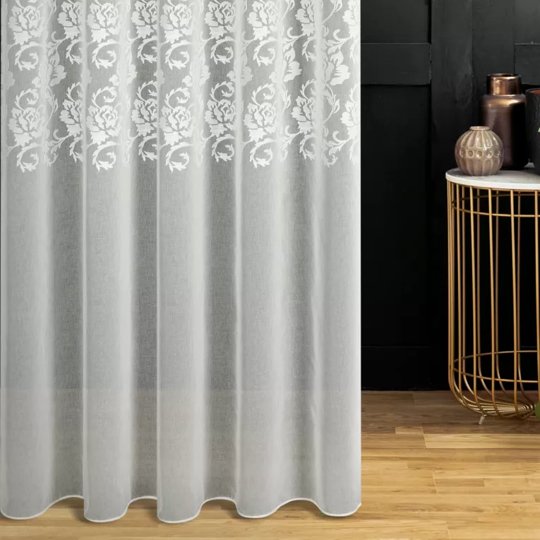 Firana szyta na taśmie 5 cm naturalna z delikatnej etaminy zdobionej roślinnym haftem, wykończonej obciążnikiem