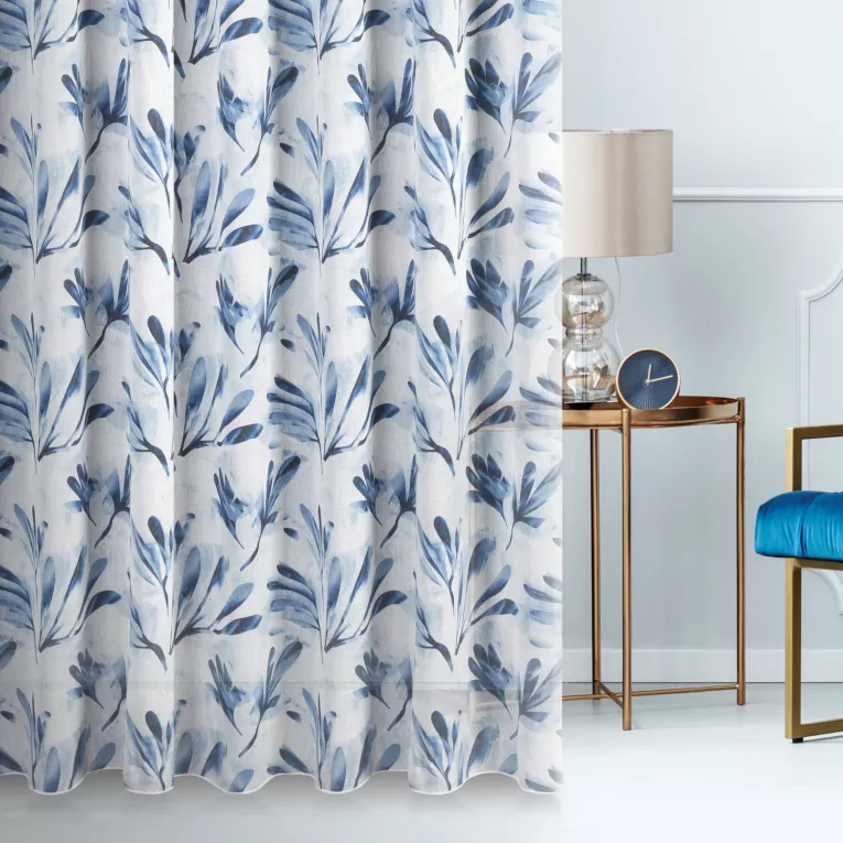 Zasłona szyta na taśmie 5 cm DARREN kremowo granatowa z półprzezroczystej tkaniny o luźnym splocie drukowanej w roślinny wzór