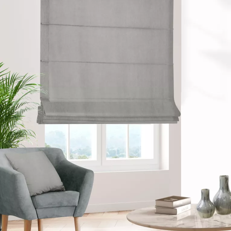 Roleta rzymska NADINE srebrna z miękkiej tkaniny o welurowej strukturze i wyraźnym splocie