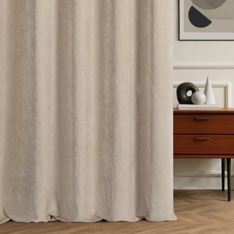 Zasłona szyta na taśmie 5 cm jasnobeżowa z miękkiej w dotyku tkaniny szenilowej