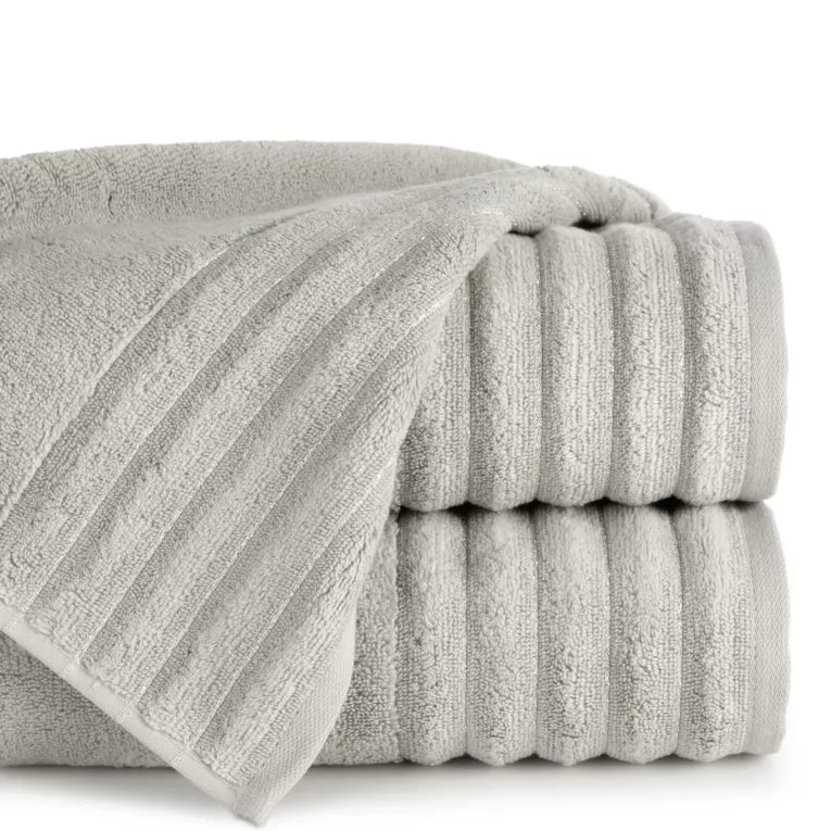 Ręcznik kąpielowy 50x90 cm kolor srebrny zdobiony prążkami z błyszczącej nici 500 g/m2 LUNARI