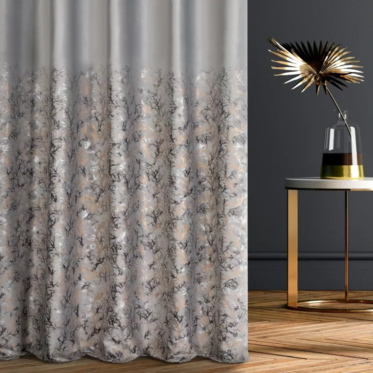 Zasłona szyta na flexach srebrno szampańska z welwetowej tkaniny z błyszczącym nadrukiem od dołu
