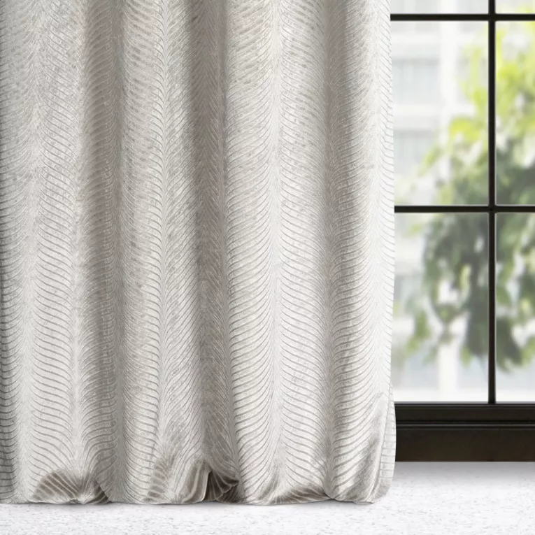 Zasłona jasnobeżowa z błyszczącego strukturalnego welwetu 140x250 cm przelotka - LUSSI