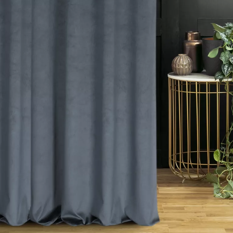 Zasłona szyta na taśmie 8 cm ciemnoniebieska z grubej, matowej tkaniny welwetowej o gramaturze 380g/m2