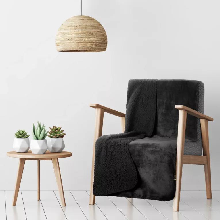 Narzuta, koc na fotel 70x160 cm czarna z miękkiego polaru ze strukturą baranka TEDY Eurofirany Premium