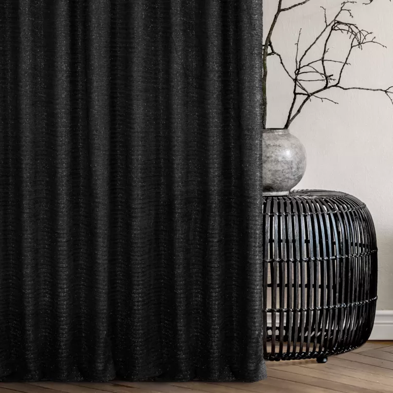 Zasłona szyta na taśmie 5 cm czarna z tkaniny z aplikacją