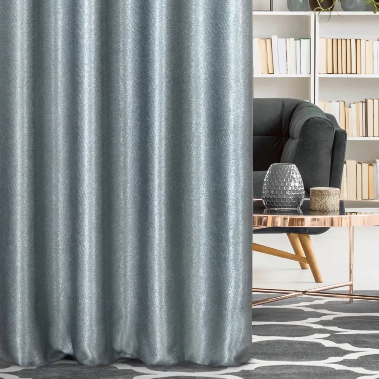 Zasłona szyta na taśmie 5 cm niebieska z gładkiej, zaciemniającej tkaniny z wyraźnym splotem