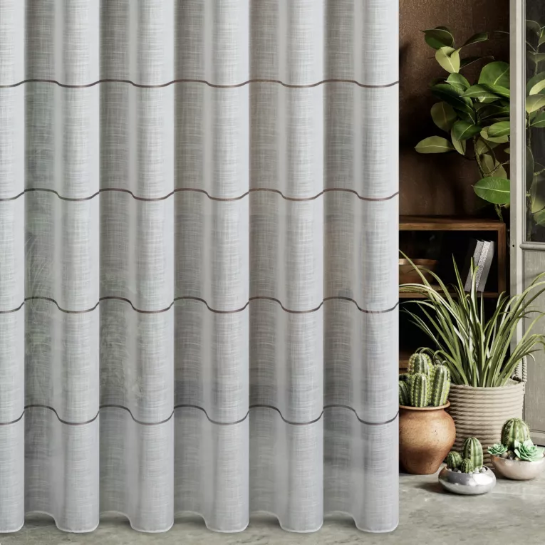 Firana szyta na flexach biało popielata z matowej miekkiej etaminy ozdobionej cienkimi paseczkami, wykończona obciążnikiem