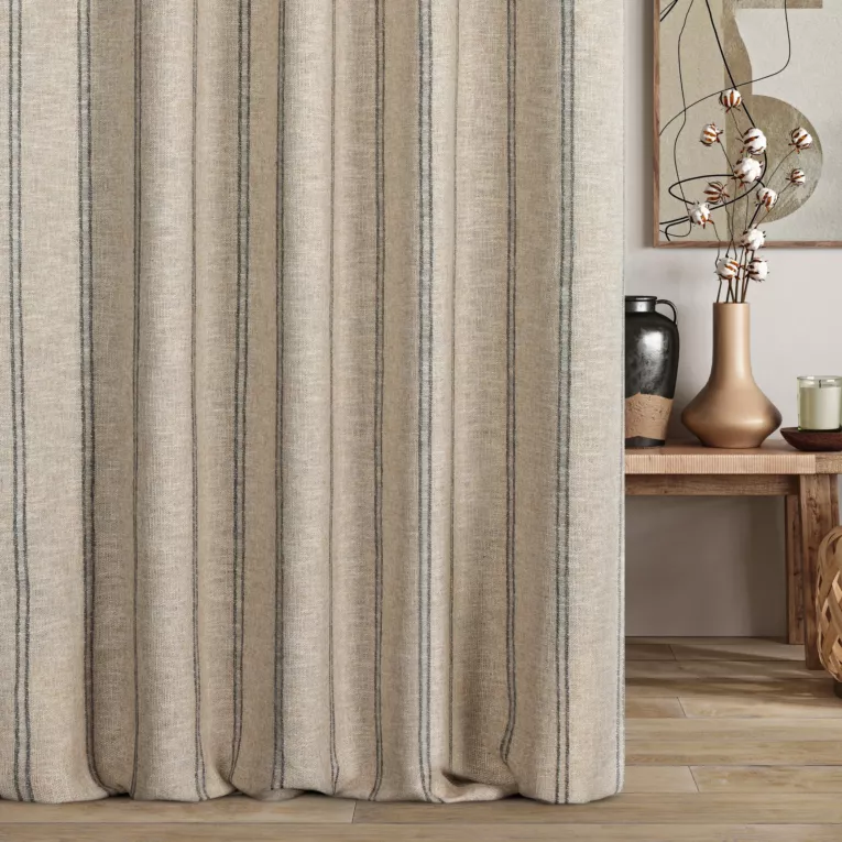 Zasłona szyta na taśmie 5 cm beżowo stalowa z tkaniny z dodatkiem lnu zdobionej pasami