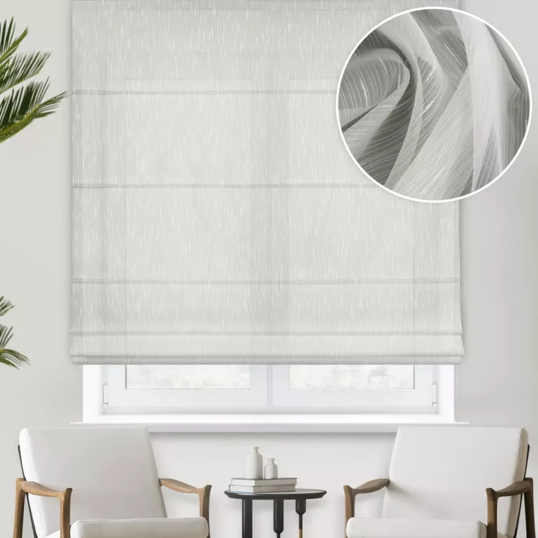 Roleta rzymska kremowa z matowej tkaniny z efektem pionowych prążków, wykończona obciążnikiem