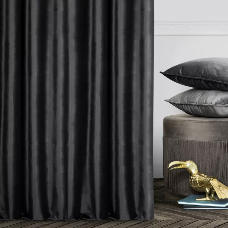 Zasłona szyta na taśmie 5 cm czarna z tkaniny welwetowej zaciemniającej w 100%