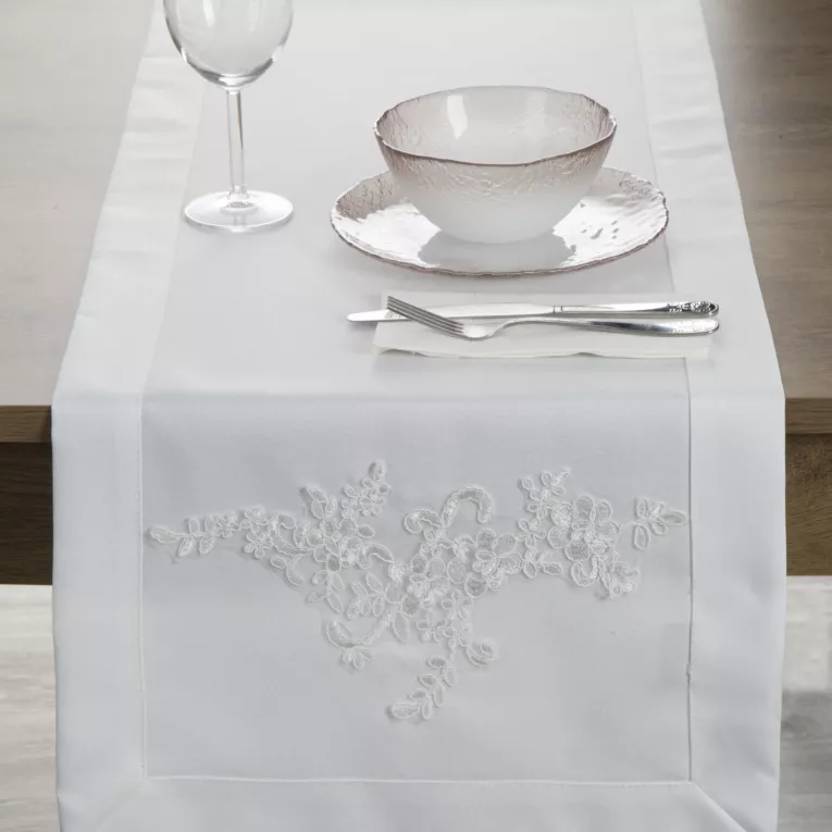 Bieżnik na stó biały 40x140 cm TULIA obszyty szeroką kantą i zdobiony koronkową aplikacją EUROFIRANY PREMIUM