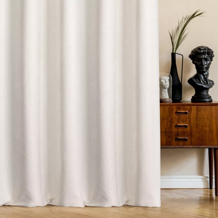 Zasłona szyta na taśmie 5 cm kremowa z miękkiej w dotyku tkaniny szenilowej