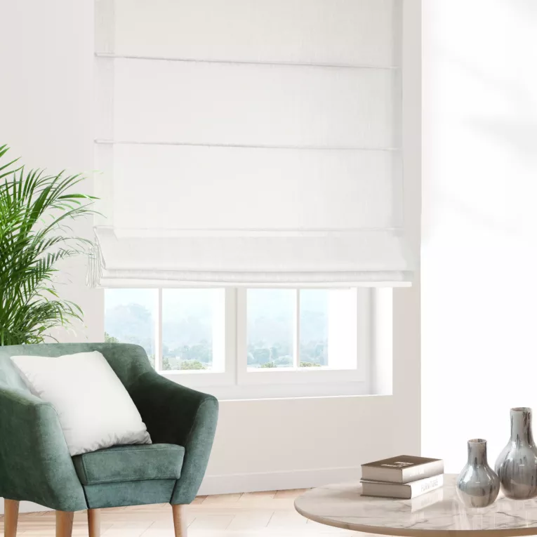 Roleta rzymska kremowo jasnosrebrna z tkaniny zaciemniającej 100% blackout, o strukturze weluru