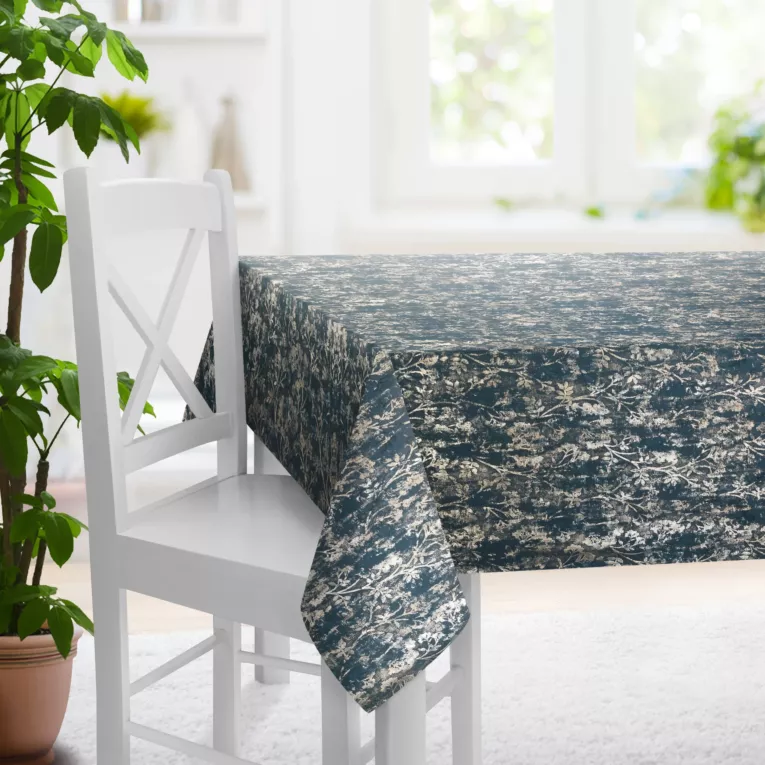 Obrus szyty ciemnoturkusowo złocisty z grubej, welwetowej tkaniny z roślinnym wzorem, zdobiona delikatnie połyskującym nadrukiem