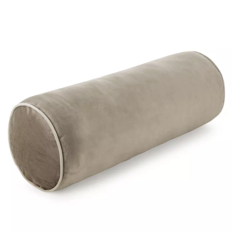 Poduszka dekoracyjna wałek 15 x 45 cm welwetowa ciemnobeżowa zdobiony kontrastującą lamówką GAJA