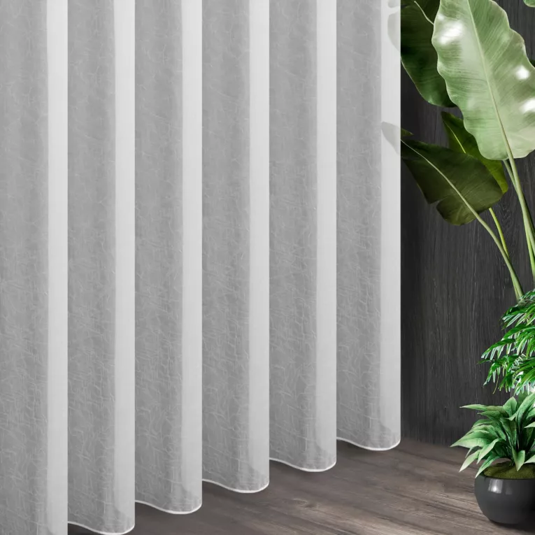 Tkanina firanowa z matowego kreszowanego woalu zakończona szwem obciążającym