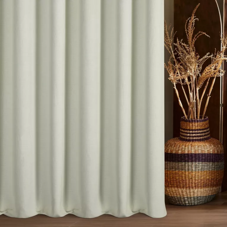 Zasłona szyta na flexach kremowa z miękkiej w dotyku tkaniny szenilowej