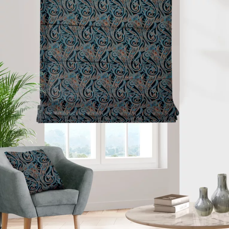 Roleta rzymska turkusowo miedziana z miękkiej w dotyku tkaniny, z fantazyjnym wzorem ornamentowym