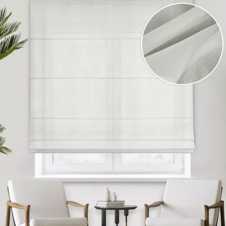 Roleta rzymska kremowa z miękkiej tkaniny, przetykana błyszczącą nicią, pokryta strukturalnym wzorem