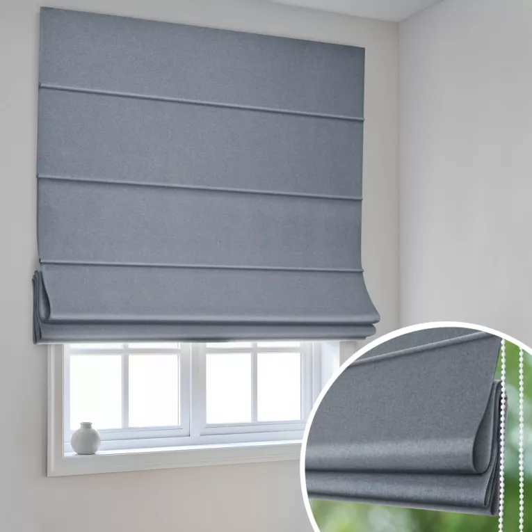 Roleta rzymska błękitna ze strukturalnej tkaniny typu blackout, zaciemniająca w 100%