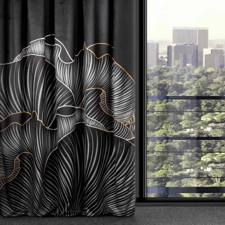 LIMITED COLlECTION zasłona PEONIA 1 z miękkiego welwetu z motywem płatków peoni PASJA CZERNI