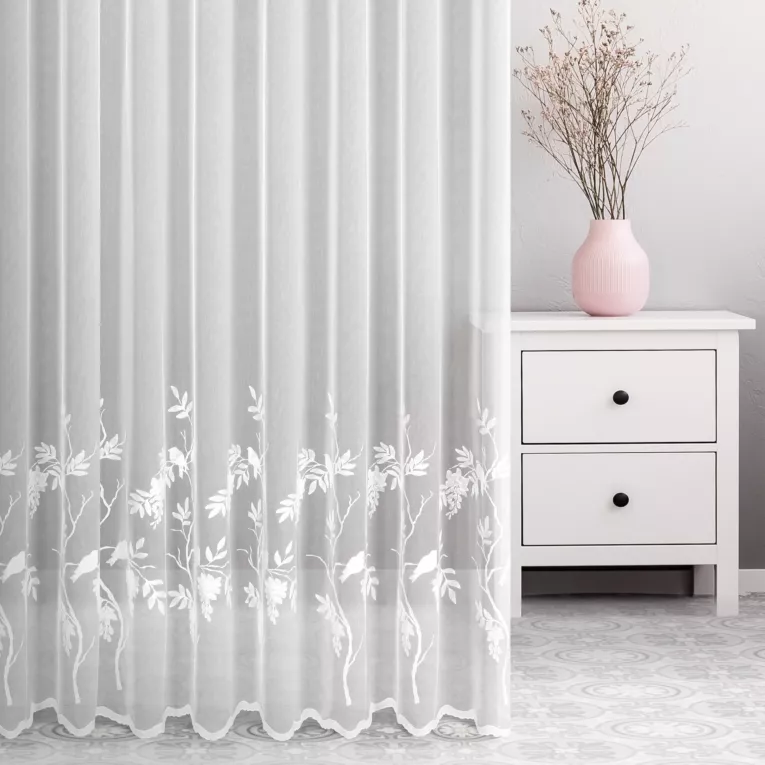 Firana szyta na taśmie 5 cm biała z delikatnej tkaniny typu aden zdobionej aplikacją