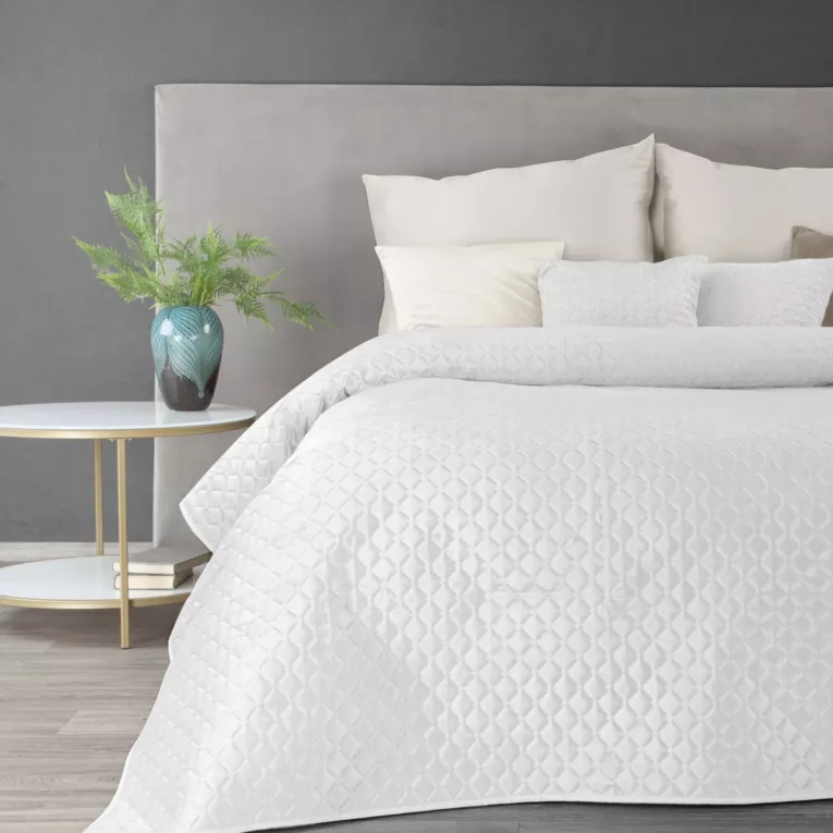 Narzuta welwetowa biała 200x220 cm pikowana w geometryczny wzór metodą hot press DIMON