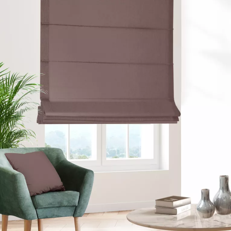 Roleta rzymska pudrowo różowa z gładkiej tkaniny typu dimout