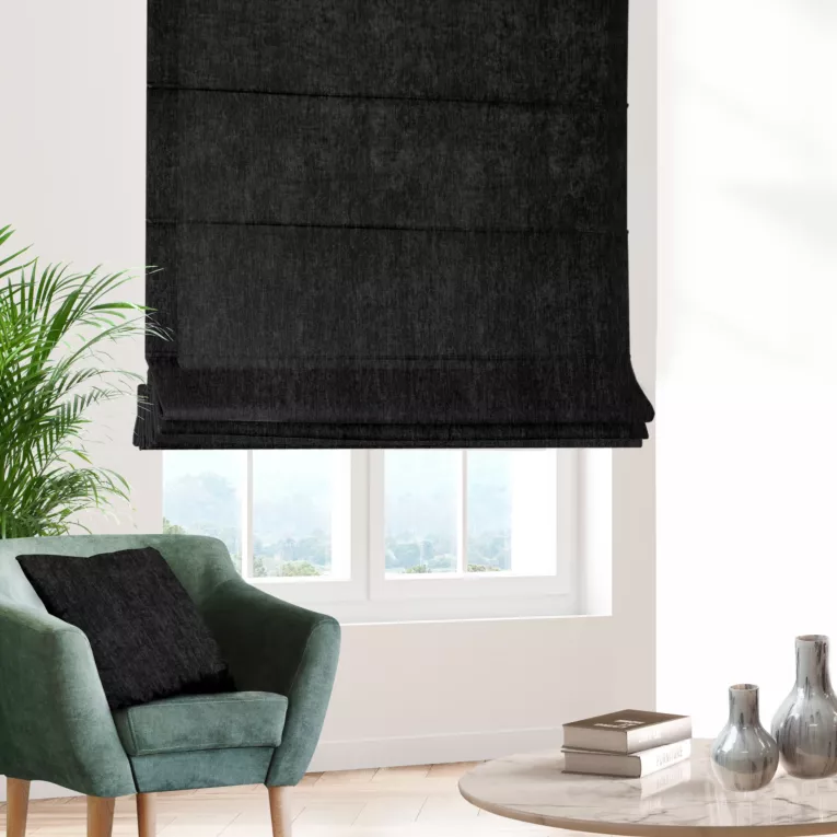 Roleta rzymska czarna z tkaniny o szenilowej strukturze