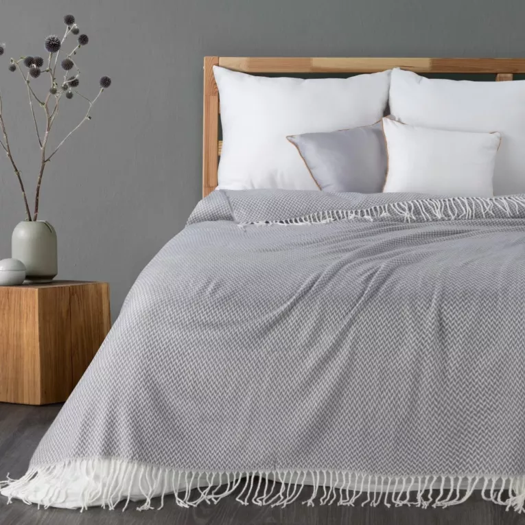 Koc akrylowy 130x170 cm stalowo, biały jedwabisty w dotyku z drobnym strukturalnym wzorem i frędzlami AKRYL 3 Eurofirany Premium