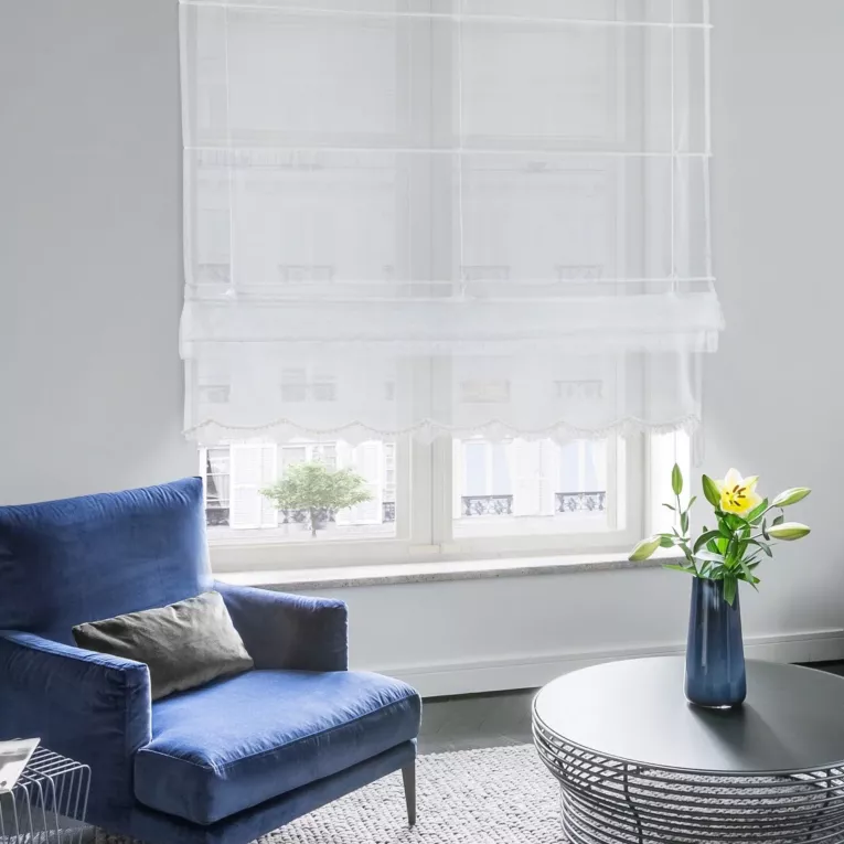 Roleta rzymska JANNA naturalna z delikatnej tkaniny ozdobionej haftem i perełkami