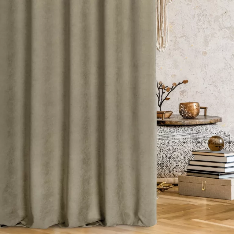 Zasłona szyta na taśmie 5 cm ADESSA brązowa z miękkiej tkaniny o welurowej strukturze