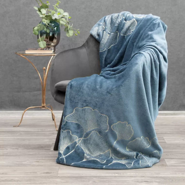 Koc flano 150x200 cm niebieski z błyszczącym nadrukiem z motywem liści miłorzębu GINKO