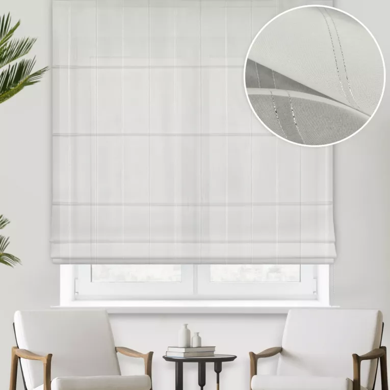 Roleta rzymska kremowa zdobiona pionowymi, połyskującymi paskami z nici metalicznej, wykończona obciążnikiem