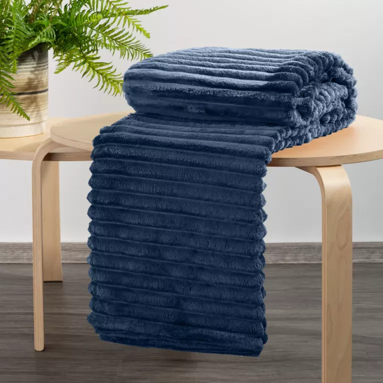 Koc flano 170x210 cm granatowy zdobiony wytłaczanym wzorem z efektem 3D SOFT Design 91