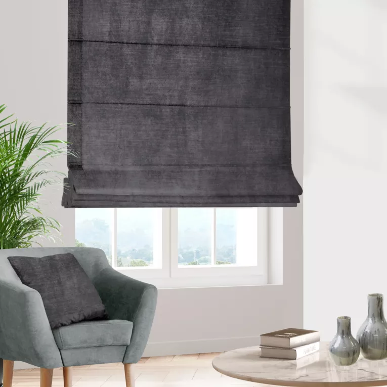 Roleta rzymska SAFARI 1 grafitowa z miękkiej welwetowej tkaniny z połyskiem i poziomym prążkiem