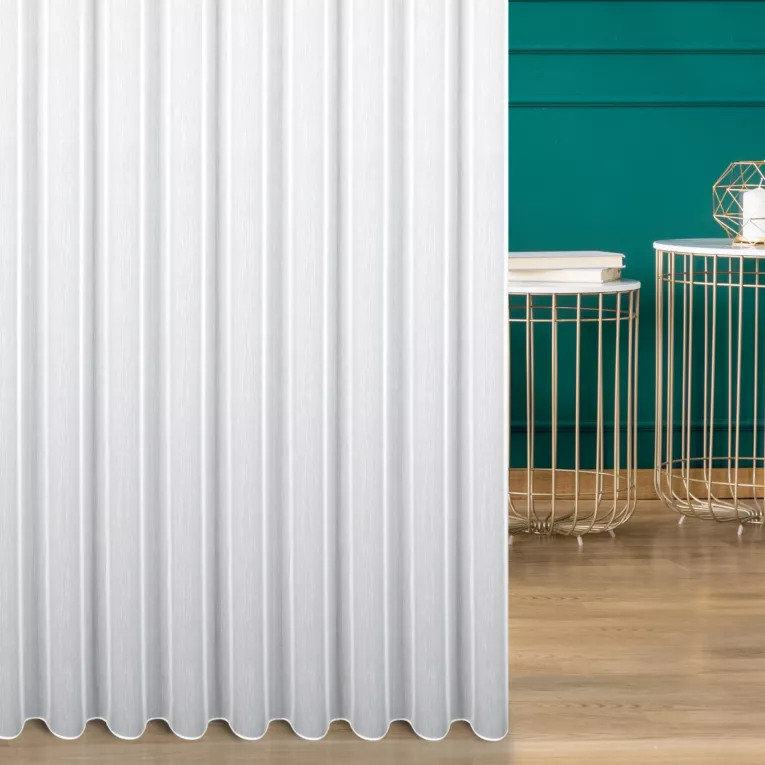 Firana szyta na taśmie 5 cm biała z miękkiej półprzezroczystej tkaniny z efektem deszczyku, wykończona obciążnikiem