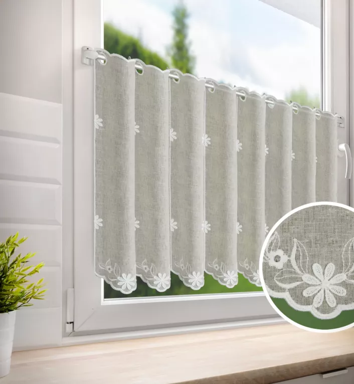 Tkanina firanowa zazdrostka z etaminy zdobiona haftem kwiatuszków