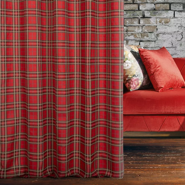 Zasłona szyta na taśmie 5 cm czerwona z tkaniny gobelinowej o wzorze w kratę