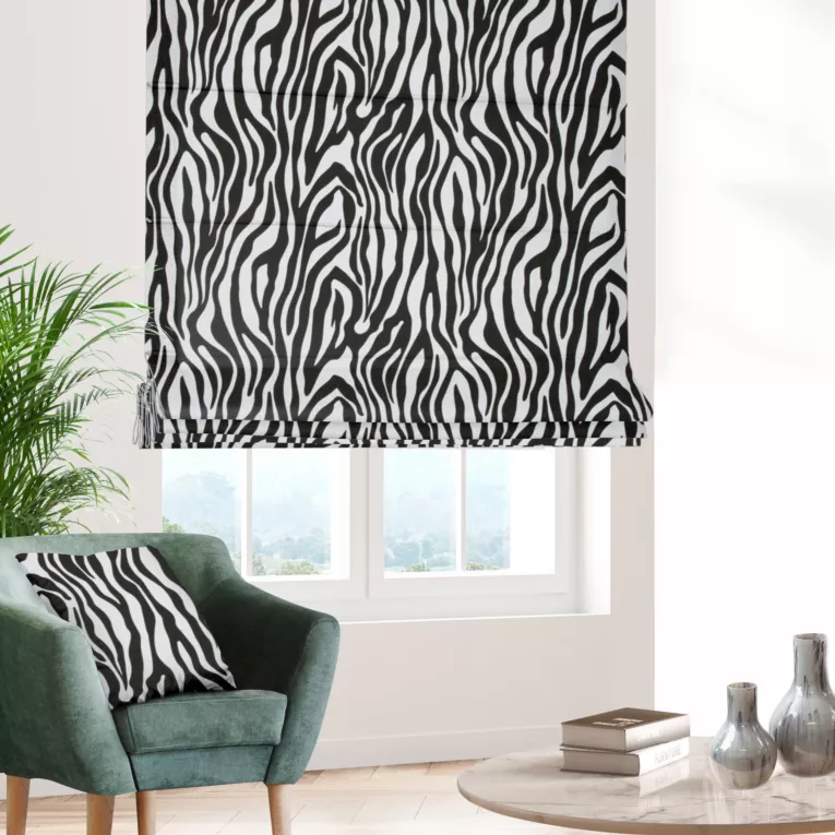 Roleta rzymska biało czarna z miękkiej tkaniny z nadrukiem, wzór w zebrę