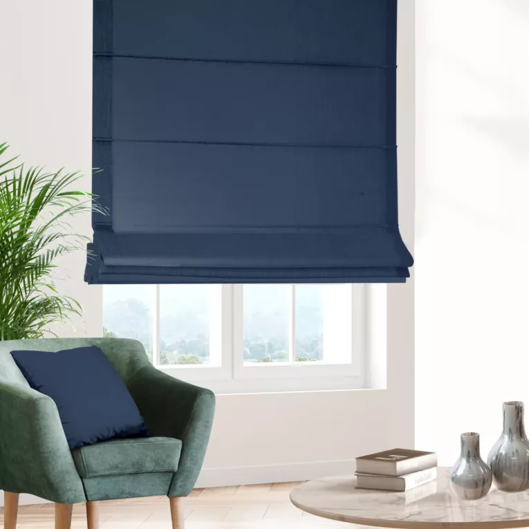 Roleta rzymska granatowa z gładkiej tkaniny zaciemniającej typu dimout wykończona obciążnikiem