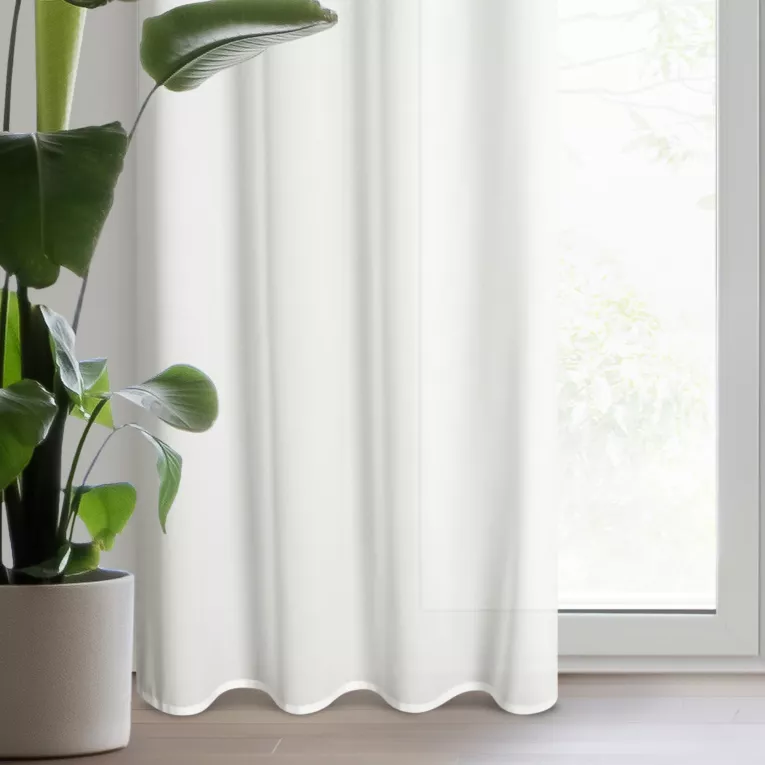 Firana biała z tkaniny szyfonowej zdobiona delikatnymi prążkami 135x250 cm przelotka ROSSI