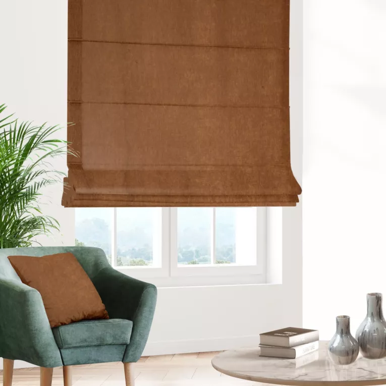 Roleta rzymska miodowa z miękkiej tkaniny szenilowej typu dimout o naturalnym splocie