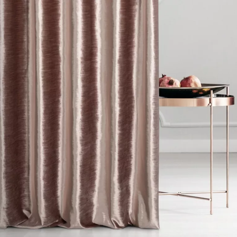 Zasłona szyta na taśmie 5 cm SAFARI 1 ciemnobeżowa z miękkiej welwetowej tkaniny z połyskiem i poziomym prążkiem